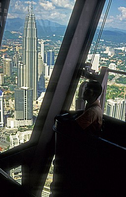 Blick vom Menara Kuala Lumpur: Fensterputzer bei der Arbeit - Kuala Lumpur