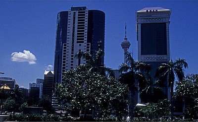 Von links nach rechts: Menara TA One (TA Group), KL Tower (Kuala Lumpur Tower) und Wisma BSN (Bank Simpanan Nasional) - Kuala Lumpur