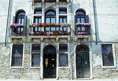 Hausfassade mit Blumenschmuck - Venedig