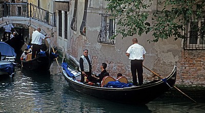Gondolieri mit ihren Gondeln - Venedig