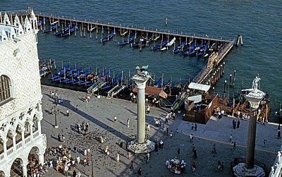 Blick vom Campanile: Säulen von San Marco und San Teodoro, dahinter Anlegeplätze für Gondeln - Venedig