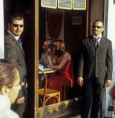 Schauspielerin mit ihren Bodyguards - Venedig
