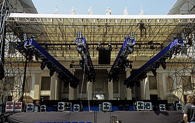 Park der Villa Pisani: Bühne für das Mark-Knopfler-Konzert - Stra