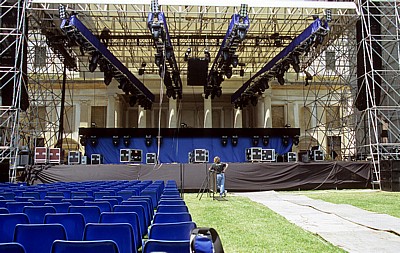 Park der Villa Pisani: Bühne für das Mark-Knopfler-Konzert - Stra