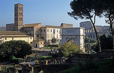 Östliches Forum Romanum (von links): Santa Francesca Romana, Titusbogen, Kolosseum - Rom