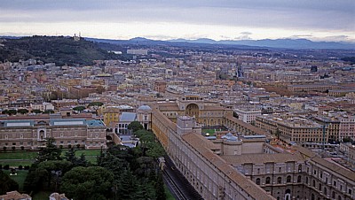 Petersdom: Blick von der Kuppel auf die Vatikanischen Gärten und die Vatikanischen Museen - Vatikan
