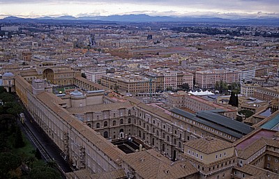Petersdom: Blick von der Kuppel auf die Vatikanischen Museen - Vatikan
