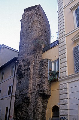 Alt trifft neu in einem Wohnhaus - Rom