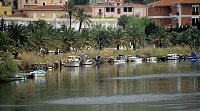 Fischer mit ihren Booten am Fiume Temo - Bosa