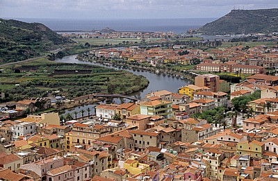 Blick vom Castello Malaspina (Serravalle): Altstadt, Fiume Temo, Bosa Marina, Mittelmeer - Bosa