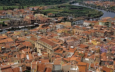 Blick vom Castello Malaspina (Serravalle): Altstadt, Fiume Temo - Bosa