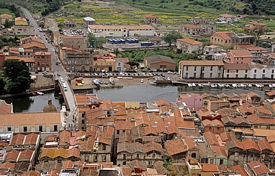 Blick vom Castello Malaspina (Serravalle): Kathedrale dell' Immacolata, Alte Steinbrücke über den Fiume Temo - Bosa
