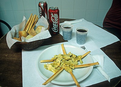 Antipasti: Eingelegte Artischocken mit Grissini - Bosa