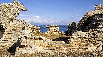 Blick durch die Thermen (II) auf die Yachten im Mittelmeer - Tharros