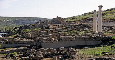 Rechts das Zwei-Säulengebiet, dahinter die Thermen (II) (Mitte) - Tharros