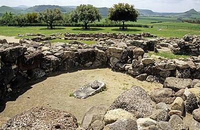 Nuraghe Su Nuraxi: Mühlstein inmitten der Steinhütten - Barumini