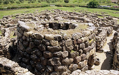 Nuraghe Su Nuraxi: Eckturm der Bastion, dahinter Steinhütten - Barumini