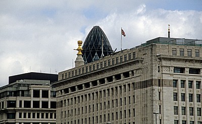 Monument, 30 St Mary Axe (Swiss-Re-Tower) - London