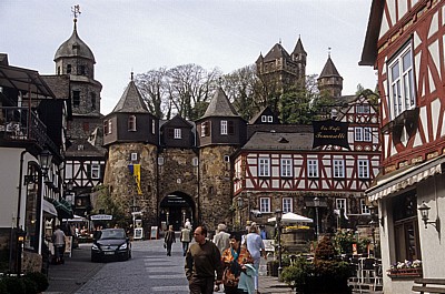 Solmer Hof, Unterstes Burgtor und Blick zum Schloß - Braunfels