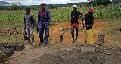 Produktion von Steinen für einen Schulbau (Stmapflehm-Technik) - Provinz Manica