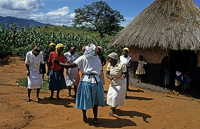 Freudentanz (über den Erhalt von Polaroidbilder) - Provinz Manica