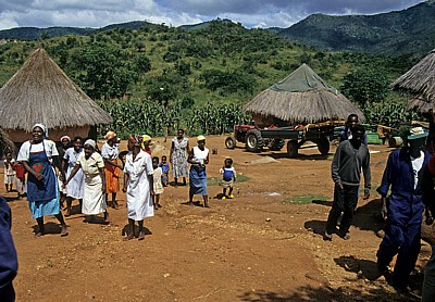 Moçambikanische Familie auf ihrem Anwesen - Provinz Manica