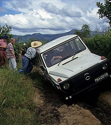 Schlechte Piste - da bleibt man leicht mal stecken! - Provinz Manica