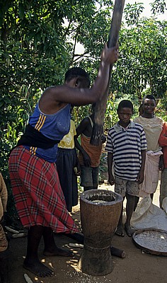 Eine Frau stampft Mais - Chimoio