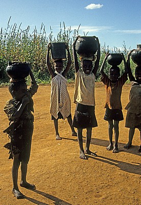 Kinder beim Wasserholen - Sussundenga