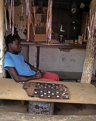 Marktverkäufer vor seinem Geschäft - Manica