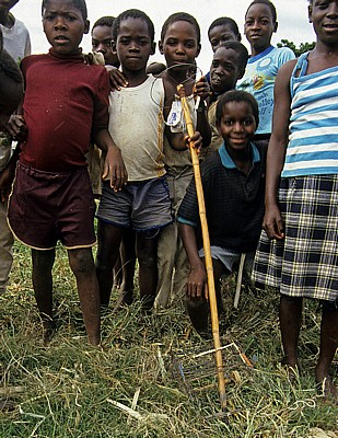Kinder mit ihrem Spielzeug (selbstgebasteltes Auto) - Manica