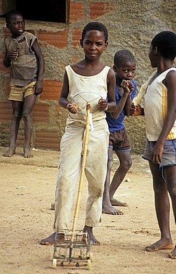 Junge mit Spielzeugauto - Manica