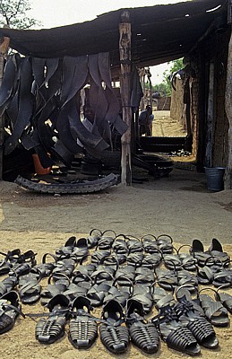 Informeller Sektor: Designerschuhe aus alten Autoreifen - Masvingo