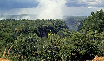 Blick vom Victoria Falls Hotel: Victoria Falls / Mosi oa Tunya (der donnernde Rauch) - Victoria Falls
