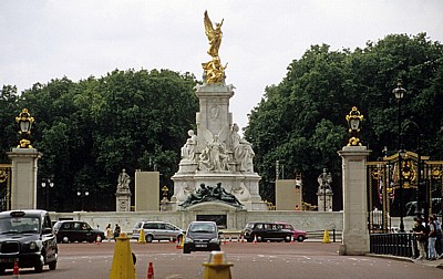 Victoria Monument - London