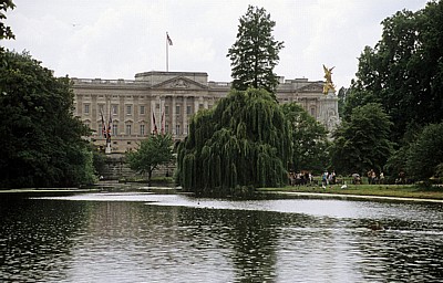 St James's Park: Blick auf Buckingham Palace und das Victoria Monument - London