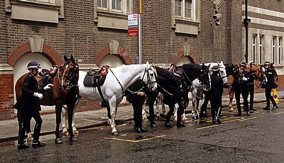Great Scotland Yard: Berittene Polizei - Absitzen - London