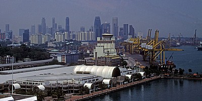 Seilbahn Mount Faber - Sentosa Island: St. James Power Station und Revolving Restaurant (Mitte) - Singapur
