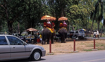 Verschiedene Transportmittel: alt und neu - Ayutthaya