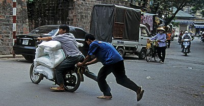 Altstadt: Mopedtransport - Hanoi
