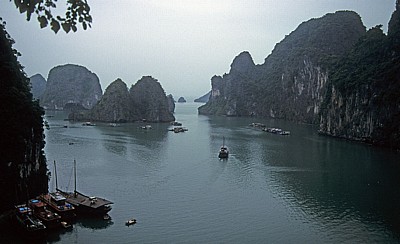 Sung Sot-Höhle: Blick auf die vorgelagerte Inselwelt - Halong Bay
