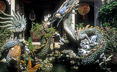 Versammlungshalle der Kanton-Chinesen: Hofbrunnen mit Tondrachen - Hoi An