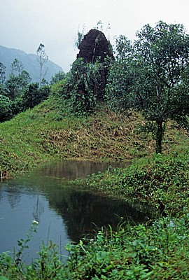 Wassergefüllter Bombenkrater - My Son