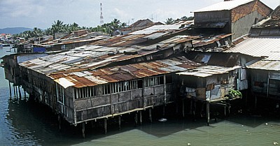 Blick von der Xom Bong-Brücke auf die Häuser am Cai-Fluß - Nha Trang