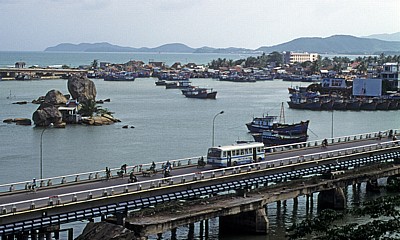 Blick von Po Nagar auf die Xom Bong-Brücke und den Cai-Fluß - Nha Trang