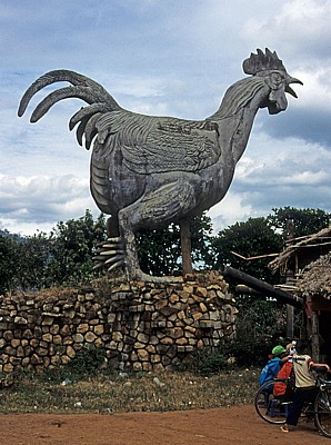Hühnerdorf (Chicken Village, Koho-Siedlung): Hahnenstandbild - Da Lat