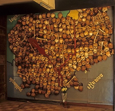 Tuol-Sleng-Museum (S-21): Aus Knochen und Schädeln geformte Landkarte Kambodschas - Phnom Penh