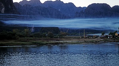 Nam Song: Nebelschwaden - Vang Vieng