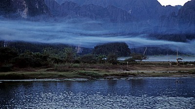 Nam Song: Nebelschwaden - Vang Vieng