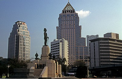 King Mongkutklao Rama 6 Lumpini Park Statue - Bangkok